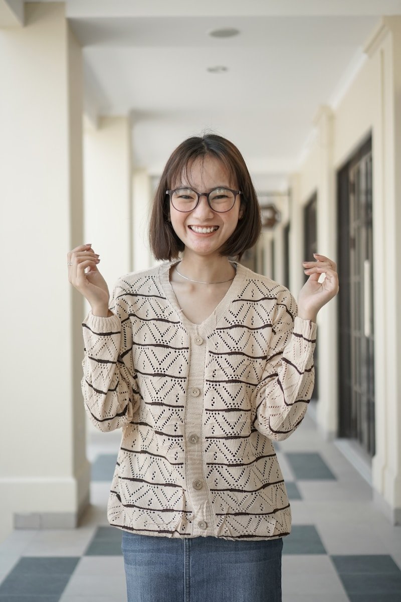 profesora experta enseñando ingles en suances